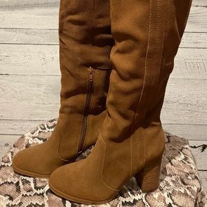 Like new! Beautiful Aldo Suede boots • Size 6